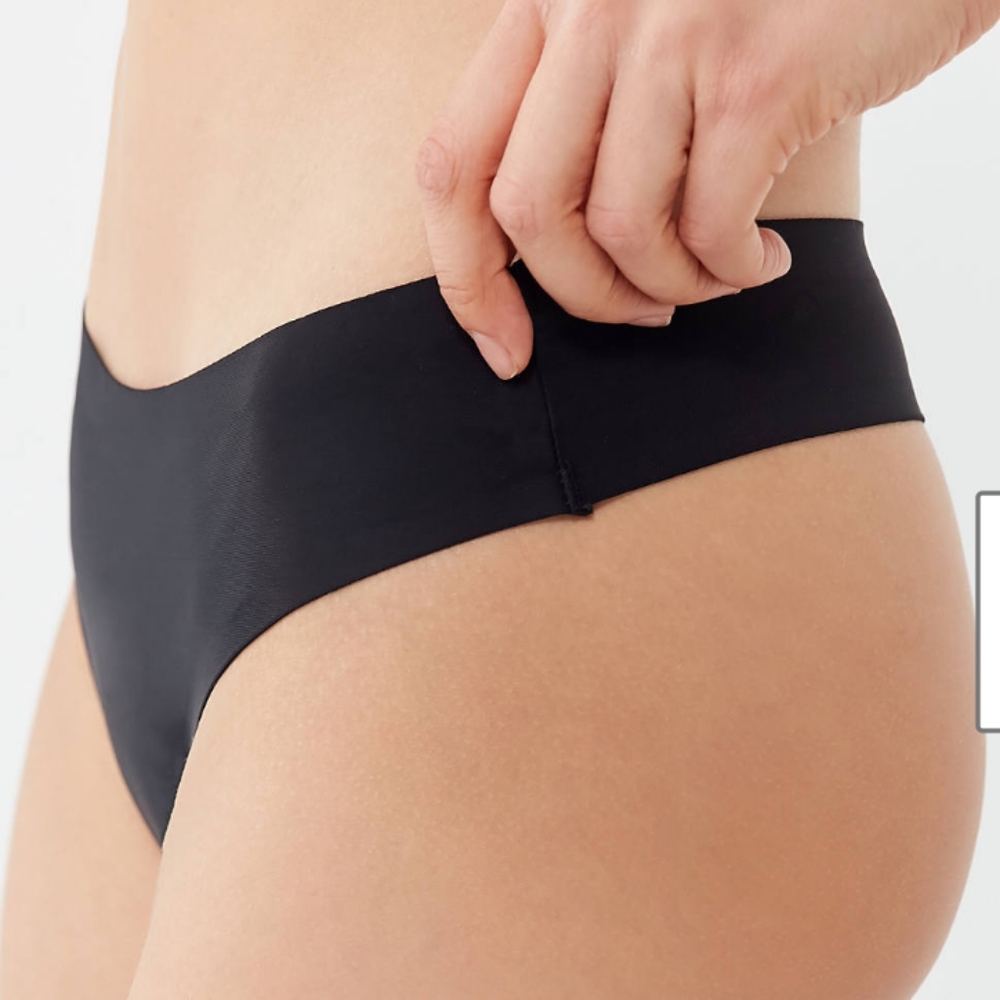WOMEN NELLIE BASIC LASER-CUT THONG Black


       